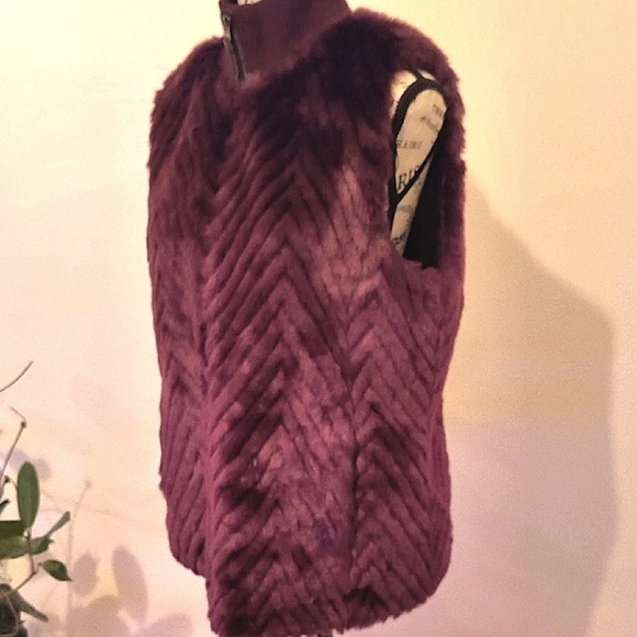 Charlie B Women's Burgundy Faux Fur Vest. Size Medium. Great Condition - Picture 3 of 5